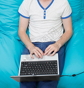 配备膝上型电脑的青少年冲浪男人男性伙计蓝色学习学生男生写作工作图片