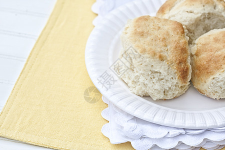 黄油牛奶饼干照片黄色桌子白色早餐盘子片状糕点面包美味图片
