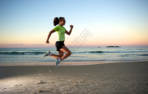 体育精神幸福跑步成人女性练习活动场地海滩行动运动员图片