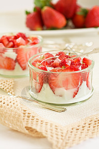 白酸奶和草莓浆果奶油勺子美食早餐小吃甜点酸奶奶制品食物图片