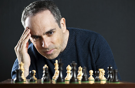 人下象棋木头女王挑战性男性思考黑色木板国王竞争者竞赛图片