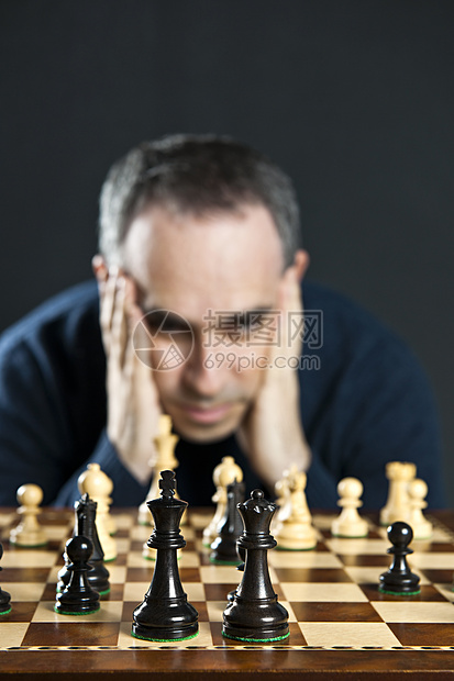象棋板上的人竞赛对手休息战略思维女王棋盘斗争挑战者成人图片