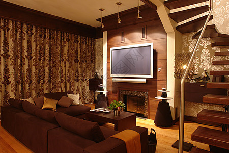 带有壁炉和楼梯的客厅内文化平板栏杆房间沙发地毯电视枕头木头桌子图片