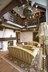 带有壁炉的起居室内桌子装饰文化平板地毯房间扶手栏杆楼梯沙发图片