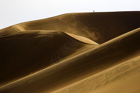 在沙丘中徒步图片