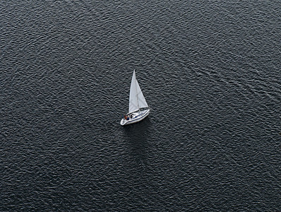 孤独游艇旅游游客白色帆船赛帆船运动海洋航行闲暇活动图片