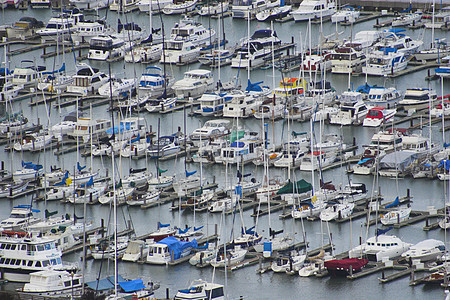 游艇旅游市中心海洋爬坡旅行城市灰色电报场景图片
