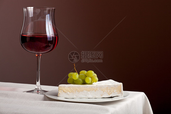 一杯红酒和甘白奶酪加葡萄奶制品果皮食物甜点桌布酒杯盘子美食酒精亚麻图片