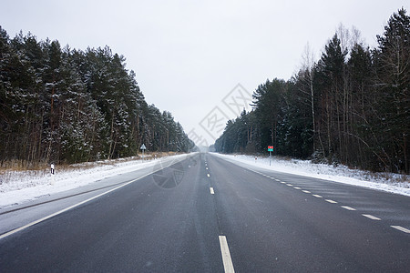 寒冬路下雪图片