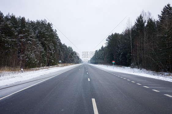 寒冬路下雪图片