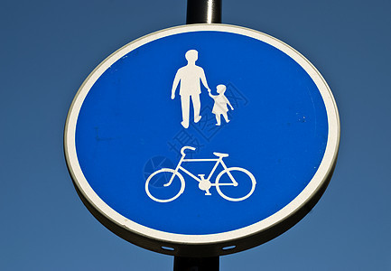 街牌路标安全金属交通天空蓝色少年民众警告人行道图片