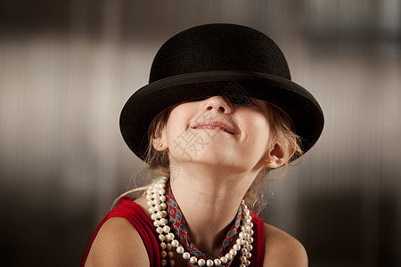 带着脸戴帽子的女孩快乐领带孩子衣服隐藏衣柜红色乐趣投球项链图片