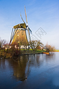 冰冻小行星风力中的荷兰风车图片