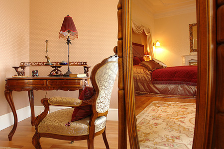 卧室内部枕头毯子黑色家具文化房间桌子白色地面奢华图片