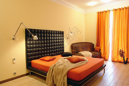 卧室棕色枕头格子白色房间地面毯子床头板住宅房子图片