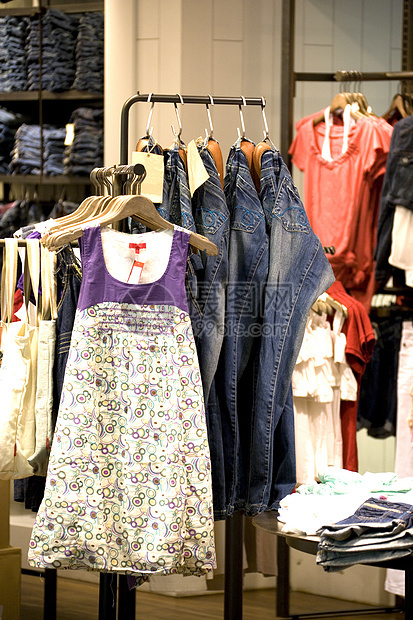 服装店衣架精品市场衣服裙子购物商业衬衫纺织品架子图片