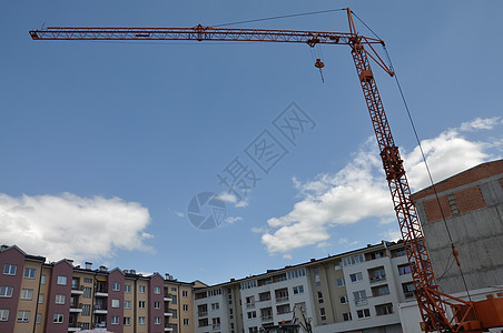 建筑工地上蓝天背景的起重机框架工人生长商业金属脚手架办公室建筑物房子天空图片