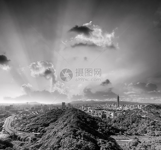 戏剧性的台北天线 有日落的光亮图片