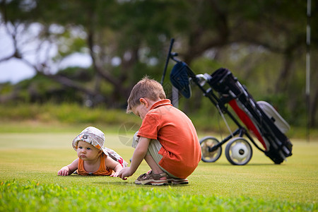 与孩子们一起高尔夫闲暇男生俱乐部婴儿运动课程草地孩子女孩绿色图片
