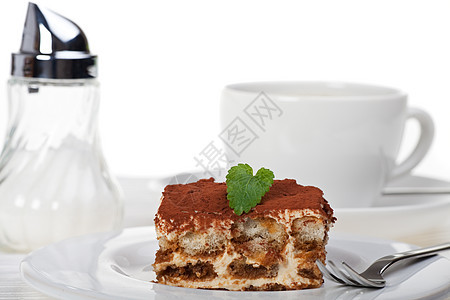 提拉米苏蛋糕加一杯咖啡杯子可可甜点奶油勺子陶罐薄荷蛋糕粉末棕色图片
