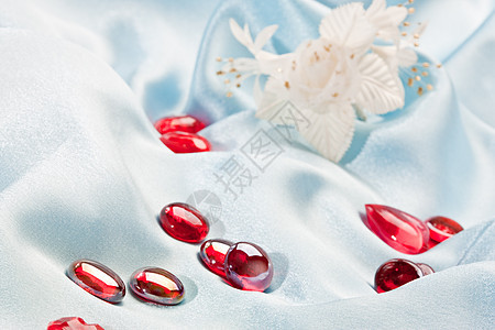 上升和红心玻璃纺织品玫瑰布料织物白色红色材料图片