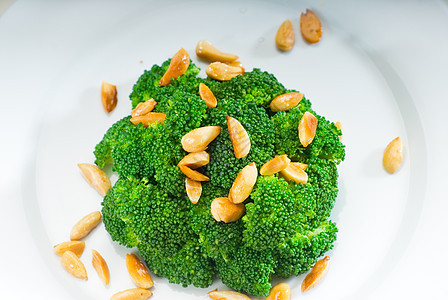新鲜的西兰花和杏仁蔬菜食物午餐维生素营养烹饪饮食桌子美食沙拉图片