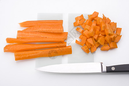 刀砍保护伞切胡萝卜片和砍板上的刀子食物木板饮食烹饪蔬菜厨房健康背景