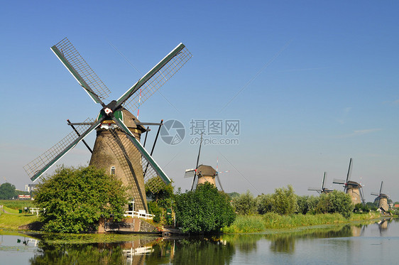 荷兰磨厂在河流上图片