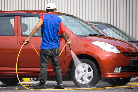 洗车汽车喷涂摩托车气泡轮胎打扫轮辋泡沫工人就业图片
