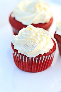 红色天鹅绒蛋糕选择性焦点甜点奶油状奶油香草照片食物白色糖霜图片
