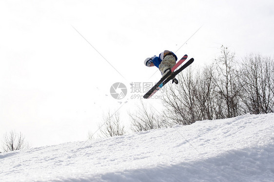 滑雪跳板青少年乐趣空气人心男人青年季节比赛滑雪板跳跃图片