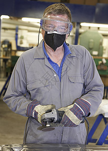 带角研磨机的工人操作员成人生产护目镜磨机劳动力工匠工作员工厂房图片