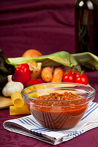 配有酱汤和生菜的碗碗地面胡椒蔬菜韭葱食物美食洋葱美味烹饪面条图片
