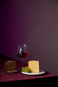 一块奶酪 一堆葡萄和红酒桌布盘子玻璃反射工匠玫瑰奶制品饮料酒精酒杯图片