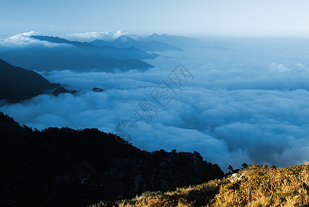 云像高山的海和瀑布木头蓝色草地兴趣森林阳光场景地平线旅行场地图片