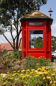 英国风格的电话亭 四周有鲜花背景图片