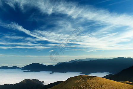 美丽的乌云在高山的草原上飞翔荒野公园蓝色木头兴趣爬坡地平线环境场地太阳图片