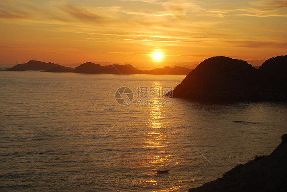 日落椴树水平旅行太阳天气红色砂石反射天空海岸图片