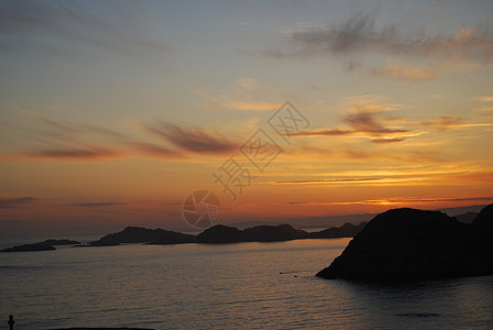 日落椴树海岸流动红色旅游反射悬崖天气波浪石头图片