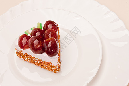带葡萄的花心蛋糕甜点盘子奶油食物糕点图片