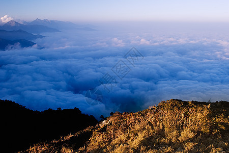 云像高山的海和瀑布晴天场地天空地平线环境兴趣风景森林旅行场景图片