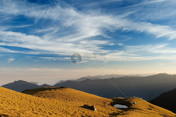 美丽的乌云在高山的草原上飞翔蓝色荒野场景国家环境地平线晴天旅行风景爬坡图片