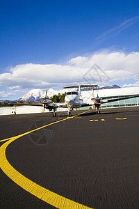 跑道上的小型飞机机器条纹尾巴飞机场白色机场螺旋桨红色车站机库图片