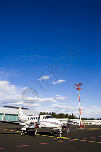 跑道上的小型飞机运动黄色运输车站引擎飞机场航空翅膀白色天空图片