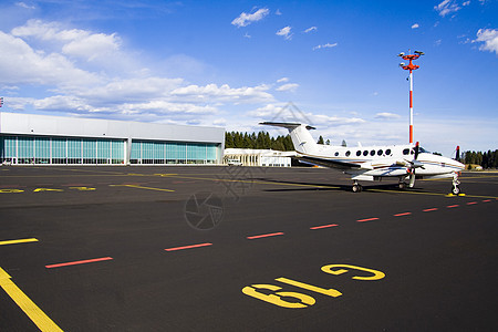 跑道上的小型飞机运动引擎尾巴运输旅行机库空气航空车站螺旋桨图片