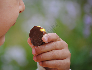 吃巧克力孩子可可消费婴儿绿色糖果食物图片