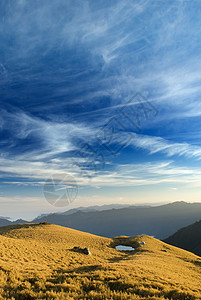 美丽的乌云在高山的草原上飞翔森林蓝色场地荒野天空地平线风景木头草地旅行图片