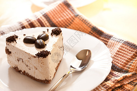 蛋糕装饰甜点食物白色巧克力奶油咖啡盘子糕点勺子背景图片