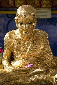 泰国佛教寺金雕像泰佛庙金子宗教纪念碑上帝世界建筑学历史性传统崇拜信仰背景图片