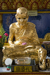 泰国佛教寺金雕像泰佛庙雕像崇拜旅行金子历史性遗产建筑宗教上帝精神背景图片